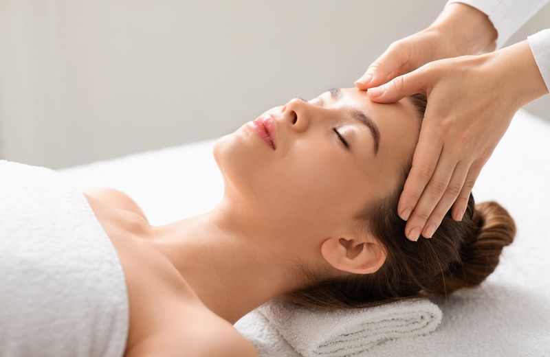 Elvara Massage - Pijat panggilan & face acupressure profesional
